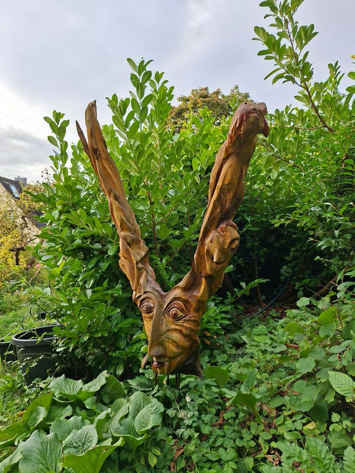 Hüterin des Gartens – Fernansicht