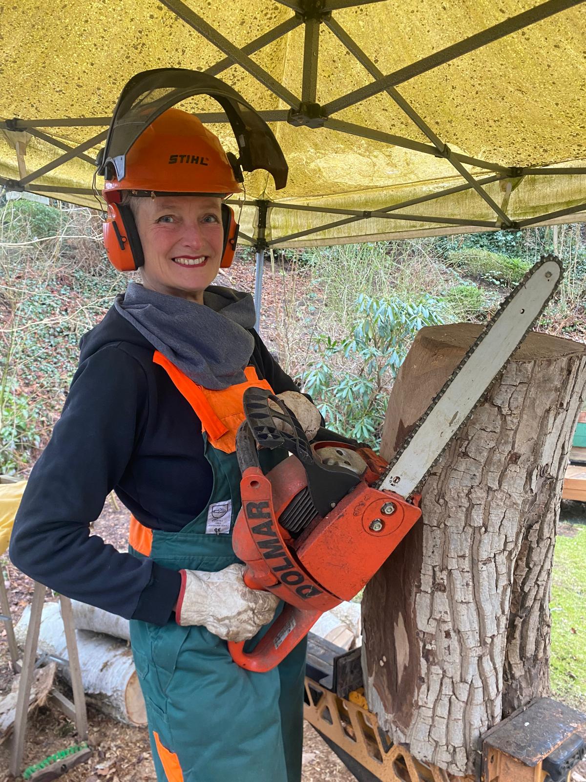 Kettensägenkünstlerin bei der Arbeit